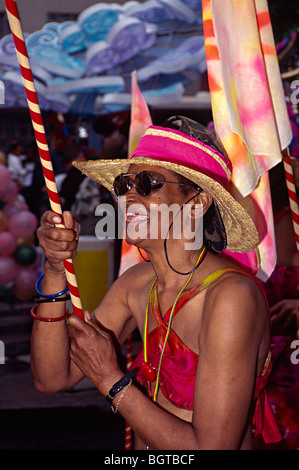 Nottinghill carnival street parade di Londra con un ambiente multiculturale carribean tema e personaggi in costume dancing Foto Stock