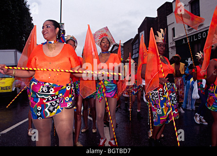 Nottinghill carnival street parade di Londra con un ambiente multiculturale carribean tema e personaggi in costume dancing Foto Stock