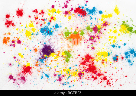 Colore pigmento in polvere su sfondo bianco Foto Stock