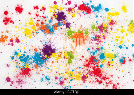 Colore pigmento in polvere su sfondo bianco Foto Stock