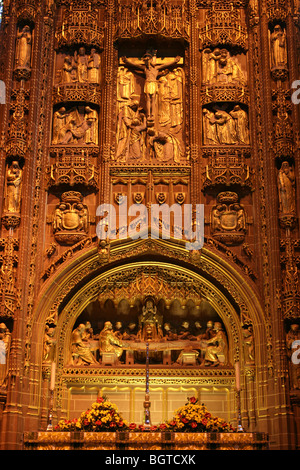 L'Altare Maggiore a Liverpool cattedrale anglicana, Merseyside, Regno Unito Foto Stock