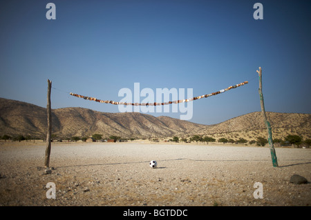 Ambiente rustico rurale campo di calcio fatta di rami di alberi e lattine, Epupa Falls area, Kaokoland, Namibia Foto Stock