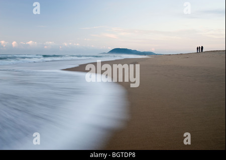I turisti a bordo del litorale all'alba, a estuario Beach, St Lucia, Kwazulu-Natal, Sud Africa Foto Stock