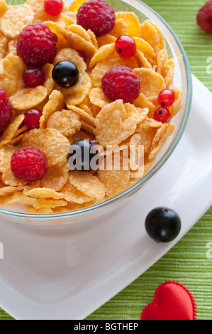 Fiocchi di mais e frutti di bosco freschi Foto Stock