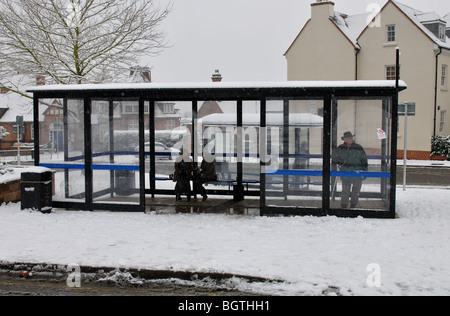 Pensiline in snow, Warwick Town Center, Warwickshire, Regno Unito Foto Stock