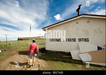 Il Lesotho posto di frontiera. Il Sani Pass, che va dal Sud Africa per il Lesotho, attraverso le montagne Drakensburg. Foto Stock