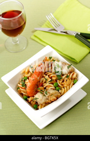 Pasta e pesce. Ricetta disponibile. Foto Stock