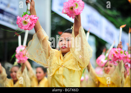 Danzatrice presso Sinulog Cebu Filippine Foto Stock