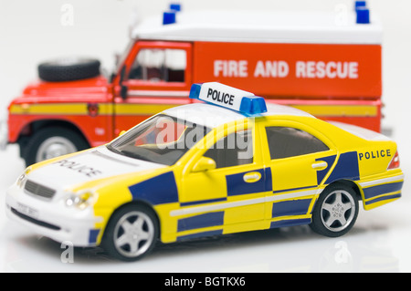 Primo piano dei bambini Toy Police Car e Fire and Rescue Vehicle offuscato in background Foto Stock