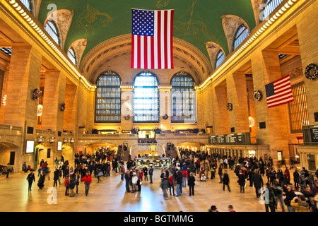 Grand Central Terminal di New York City con moto viaggiatori sfocata Foto Stock