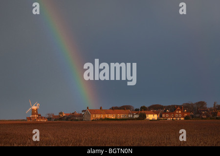 Rainbow su Cley Village e il mulino a vento sulla Costa North Norfolk Foto Stock