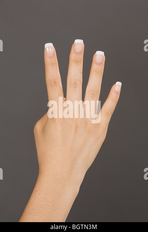 Femmina caucasica utilizzando i gesti delle mani con la firma di azienda fino a quattro dita Foto Stock
