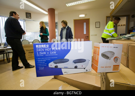 Distribuendo i riscaldatori elettrici e cucine al pubblico dopo la fornitura di gas è stata persa per 5 giorni a Ambleside, Regno Unito. Foto Stock