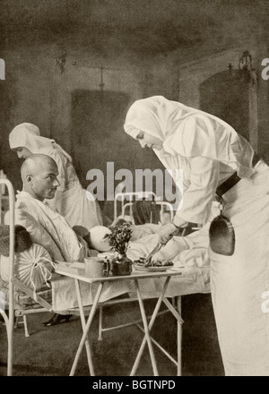 Regina Maria di Romania presso il posto letto ospedaliero di un soldato ferito durante la Prima Guerra Mondiale. Foto Stock