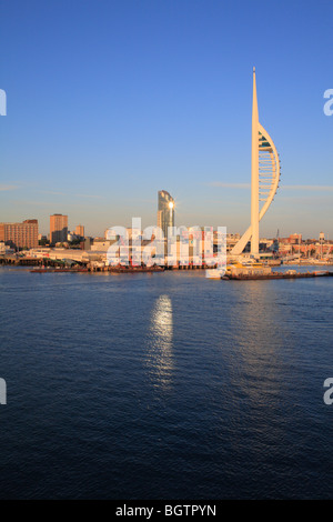 Parte di Portsmouth Porto e di fronte al mare nella luce della sera. Con la Spinnaker Tower. Hampshire, Inghilterra. Foto Stock