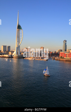 La Spinnaker Tower e parte del porto di Portsmouth e waterfront nella luce della sera. Hampshire, Inghilterra. Foto Stock