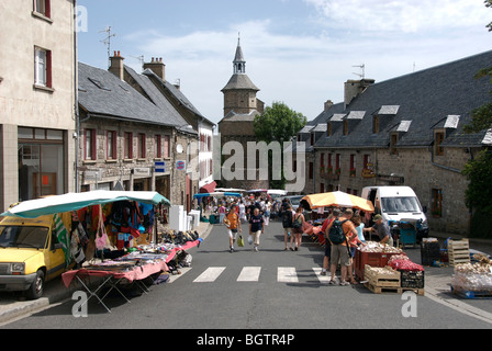 Giorno di mercato nel villaggio di Besse en Chandesse. Auvergne. La Francia. Foto Stock