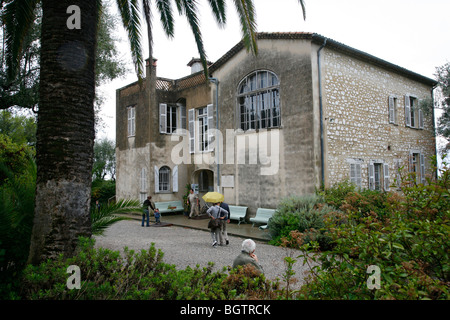 Il giardino e la casa presso il museo di Renoir, Cagnes sur Mer, Alpes Maritimes Provence, Francia. Foto Stock