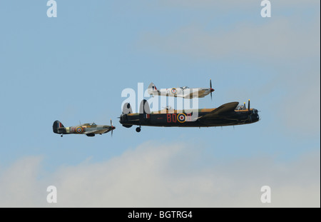 Battle of Britain memorial flight, Lancaster Spitfire ed Hurricane aerei in formazione su Oxfordshire, Regno Unito. Foto Stock