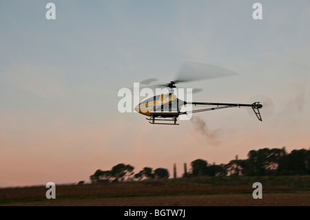 Radio Controlled Modello di elicottero in volo Foto Stock