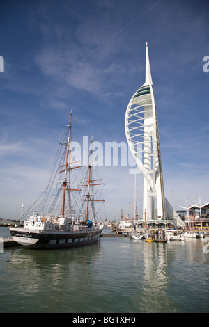 Vista la Spinnaker Tower e Gunwharf Quays, Portsmouth, Inghilterra. Foto Stock