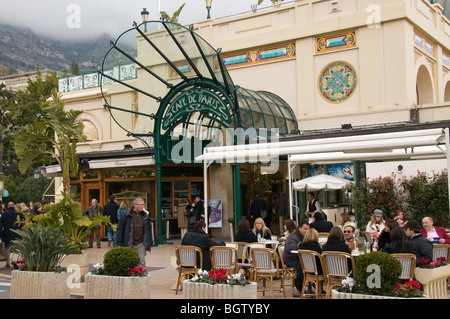 Art Deco 'Cafe de Paris', Monte Carlo, Principato di Monaco, caffè francese, Casinò, grande folla che condivide le bevande, al Tables on Terrace, edificio della facciata Foto Stock