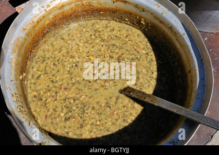 Tradizionale zuppa iraniano a uno snack bar o da asporto in Alborz montagne, in Iran, in Persia, in Asia Foto Stock