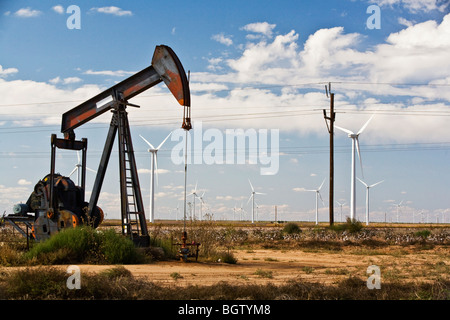 Vecchia energia è ancora tirato dalla terra, mentre la nuova energia dal vento è imbrigliato in Texas occidentale. Foto Stock