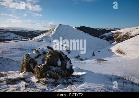 Neve in Dovedale - una vista di Thorpe Cloud da Hamston Hill, Parco Nazionale di Peak District, Derbyshire Foto Stock