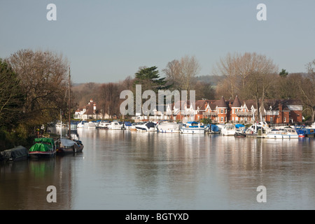 Il fiume Tamigi a Bourne End da thr ponte ferroviario, Buckinghamshire, UK Foto Stock