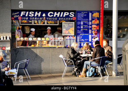 Pesce e patatine shop all'ingresso alla Torre di Londra, London, England, Regno Unito, Europa Foto Stock