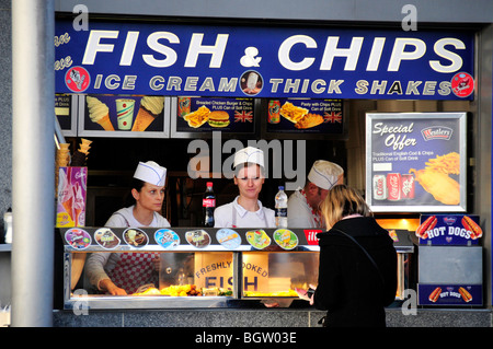 Pesce e patatine shop all'ingresso alla Torre di Londra, London, England, Regno Unito, Europa Foto Stock