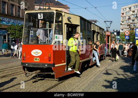 I passeggeri scendono da un tram nel centro della Città di Zabrze, Slesia. La Polonia. Foto Stock