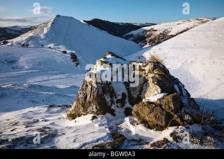 Neve in Dovedale - una vista di Thorpe Cloud da Hamston Hill, Parco Nazionale di Peak District, Derbyshire Foto Stock