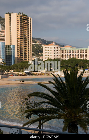 Monaco, Monte Carlo - Vista esterna del lussuoso hotel 'le Meridien Beach Plaza Monte Carlo' sulla costa, scena della spiaggia Foto Stock