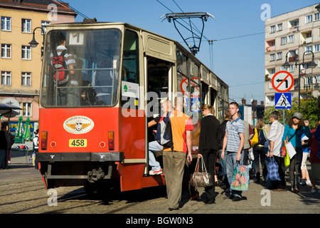 I passeggeri di salire a bordo di un tram in centro città di Zabrze, Slesia. La Polonia. Foto Stock