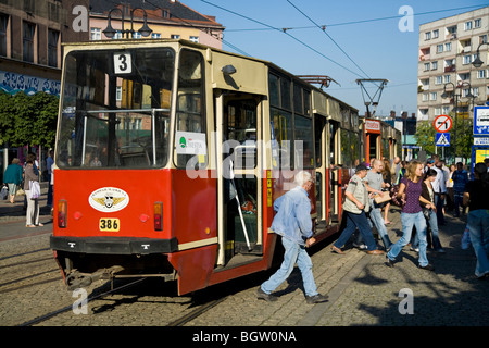 I passeggeri scendono da un tram nel centro della Città di Zabrze, Slesia. La Polonia. Foto Stock