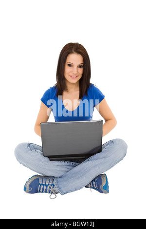 Bella donna caucasica seduto su uno sfondo bianco lavorando sul computer portatile Foto Stock