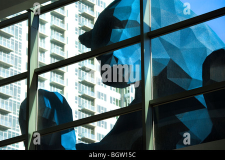 Denver, Colorado, il grande orso blu scultura da Lawrence Argent presso il Colorado Convention Center. Guardando dal di fuori. Foto Stock