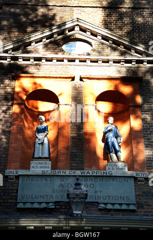 San Giovanni di Wapping scuola per ragazzi e ragazze, Wapping, a est di Londra. Entrambi i sessi aveva ingressi separati e sono stati segregati. Foto Stock