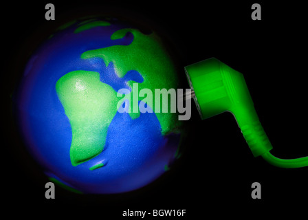 Globo con un tappo verde, immagine simbolica per energia verde, sostenibilità Foto Stock