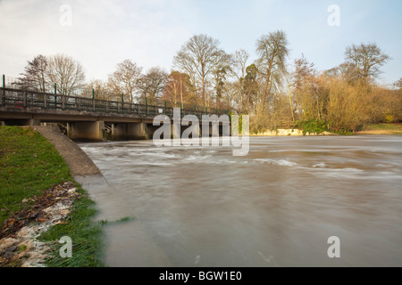 Weir sul Fiume Tamigi a Cookham con il ponte che conduce ad infissi Isola, Buckinghamshire, UK Foto Stock