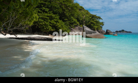 Piccole onde sulla spiaggia, Isole Similan, isole di granito, il Mare delle Andamane, Oceano Indiano, Phang Nga, Thailandia, Asia Foto Stock