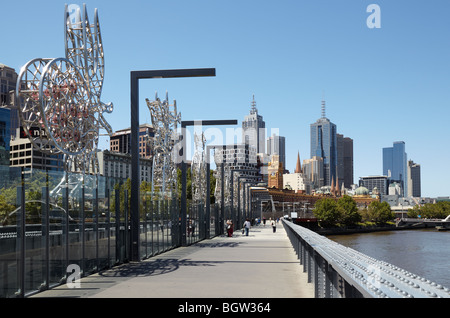 Vista della città lungo il Sandridge ponte che attraversa il fiume Yarra, Melbourne, Victoria, Australia Foto Stock