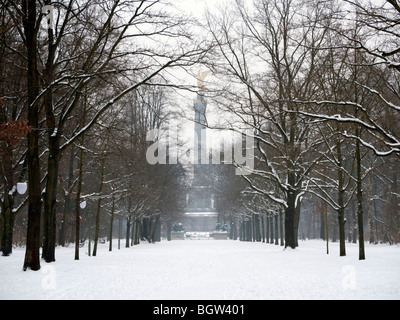 Coperta di neve di parco in parco Tiergarten di Berlino in inverno 2010 Foto Stock