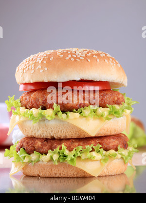 Doppia appetitosi cheeseburger - pronto a mangiare Foto Stock