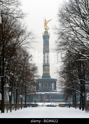 Coperta di neve di parco in parco Tiergarten di Berlino in inverno 2010 Foto Stock