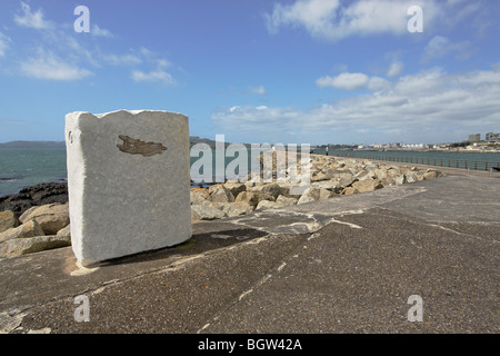 Un monumento eretto sul Monte Batten frangiflutti, Plymouth Devon, Inghilterra. Questa è in memoria del Sunderland imbarcazioni battenti. Foto Stock