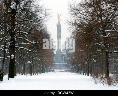 Coperta di neve di parco in parco Tiergarten di Berlino in inverno 2010 Foto Stock