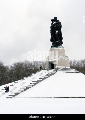 Guerra sovietica memorial durante l'inverno la neve nel Parco Treptower a Berlino Germania Foto Stock